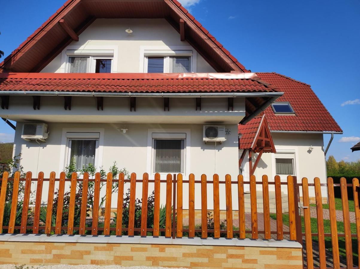 Badacsony Apartmanház Badacsonytomaj Exterior foto